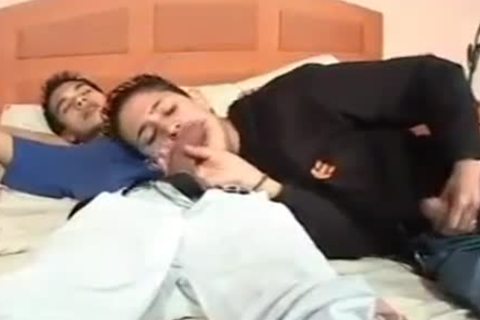 Latinos Tw-nks slutty blowjob On couch