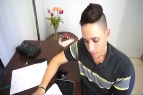 Garoto Não Faz O Serviço E Toma Vara E Leitinho No Cuzinho