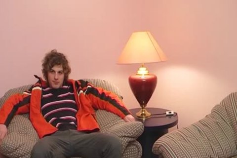 Um Jovem Que Gosta De Mexer Na Sua Rola