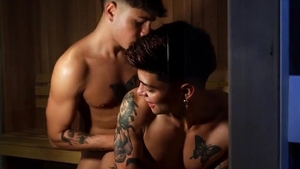 Tatuados: Twunks Latinos Na Sauna (com Creampie)